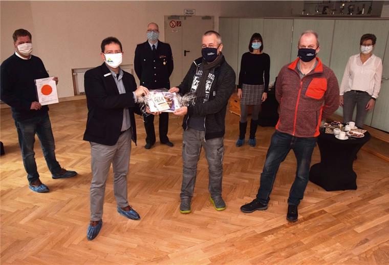 Butjadingen: Sanierung der früheren Eckwarder Schule abgeschlossen Freuen sich, dass das Projekt mit vereinten Kräften erfolgreich umgesetzt werden konnte (von links): Uwe Baumann (Bauamt), Bürgermeister Axel Linneweber, Ortsbrandmeister Wilfried Schröder, Thomas Büsing (Dorfgemeinschaft), Astrid Siefken (Turnverein), Frank Linneweber (Feuerwehr) und Birgit Büsing (Turnverein).
