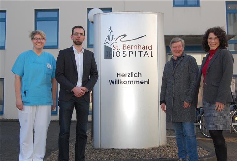 Brake: Künftig kurzer Weg von Klinik zur Schule Freuen sich, dass die Auszubildenden des Hospitals künftig die Berufsbildenden Schulen Wesermarsch besuchen (von links): Claudia Koczelnik, Praxisanleiterin im Hospital, und Pflegedienstleiter Dirk Schrage sowie Simone Lindenbaum, BBS-Lehrerin in Pflegebereich, und Catrin Beineke, Abteilungsleiterin Berufsfachschule Pflege.