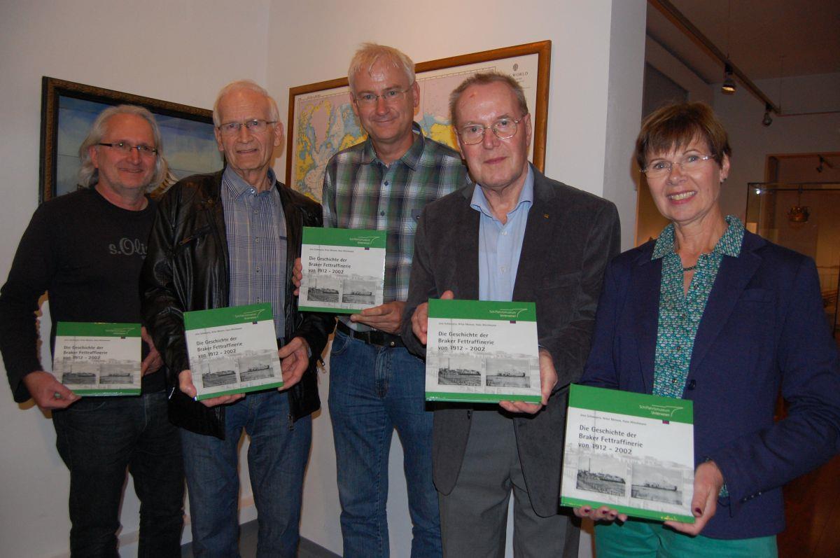 Die Chronik der Fettraffinerie Brake auf 160 Seiten Freuen sich, dass die Chronik der Fettraffinerie nun in der Schriftenreihe des Museums erschienen ist (von links): Ulrich Thul, Artur Meinen, Dr. Jens Schmeyers, Hans Wiechmann und Linda Thorlton.