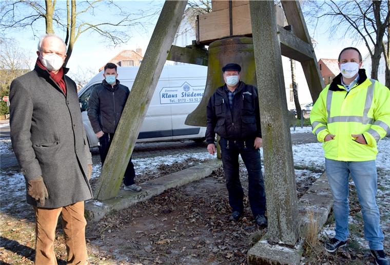 Nordenham: Museumsglocke kann bei Trauungen wieder geläutet werden Freuen sich, dass die Glocke wieder hängt (von links): Museumsleiter Dr. Timothy Saunders, Lukas Stüdemann, Klaus Stüdemann (beide von der Zimmerei Stüdemann) und Tim Kaspers von der Bauverwaltung.