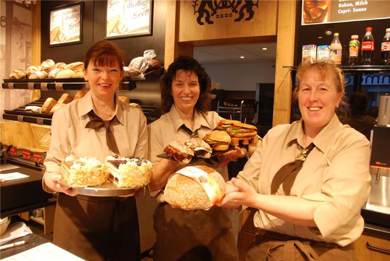 Freuen sich, dass ihre Arbeitsplätze in Bad Bederkesa gesichert sind durch die Übernahme durch die Garde-Bäckerei (von links): Doris Müller, Tanja Lenz und Ulrike Kleen. 
