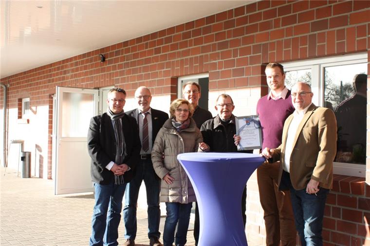 Nach drei Jahren am Ziel: Sportheim in Bramstedt ist fertig Freuen sich, dass nach drei Jahren Bauzeit das Sportlerheim endlich fertig ist (von links nach rechts): Bürgermeister Andreas Wittenberg (parteilos), Jürgen Plate vom Kreissportbund, Birgit und Rolf von Salzen, Ortsbürgermeister Hinrich Bühring (CDU) sowie der erste Vorsitzende des TSV Bramstedt, Patrick Haupt, und sein Stellvertreter Michael Vogt