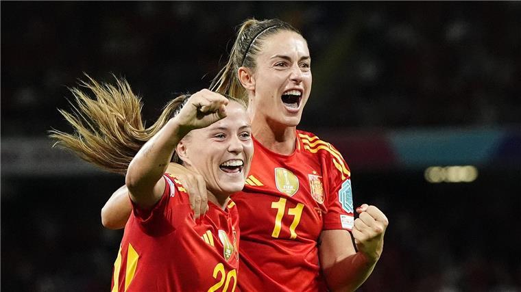 Die spanische Offensive bändigen Freuen sich die spanischen Fußballerinnen - hier: Claudia Pina (links) und Alexia Putellas - auch nach dem Halbfinale gegen Deutschland wieder?