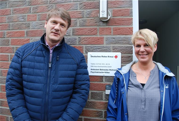 Bederkesa: DRK hilft mit neuem Projekt psychisch Kranken Freuen sich, mit dem neuen Angebot in Bad Bederkesa am Start zu sein: stellvertretender DRK-Kreisgeschäftsführer Jan Jens Patermann und Teamleiterin Miriam Becker vor dem neuen Gebäude Fehrenkamp 39a.