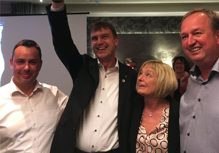 Landratswahl im Cuxland: Kai-Uwe Bielefeld feiert Freuen sich mit Kai-Uwe Bielefeld (Zweiter von links): Oliver Lottke (links), Gerlinde Bielefeld und Uwe Santjer.