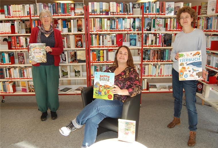 Freuen sich schon auf den Abend mit den Buchvorstellungen (von links): Ute Prystav von der Buchhandlung Gollenstede sowie Inga Lüdke und Anne Humboldt von der Georg-von-der-Vring-Bibliothek.