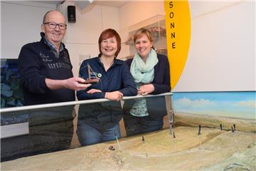 Freuen sich schon auf die neue Dauerausstellung (von links): der Vorsitzende des Museumsförderkreises, Rolf Jungwirt, sowie die beiden Leiterinnen des Nationalparkhauses Museum Fedderwardersiel, Dr. Anika Seyfferth (Mitte) und Friederike Ehn.