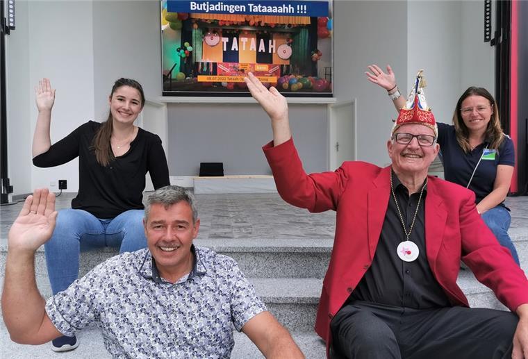Tataah Butjadingen feiert am Freitag Karneval Freuen sich schon auf die Prunksitzung (von links): Selina Hillers, Jens Hillers (beide von der Konzertmuschel), Karnevalspräsident Reinhard Evers und TSB-Veranstaltungsleiterin Melanie Schmidt.