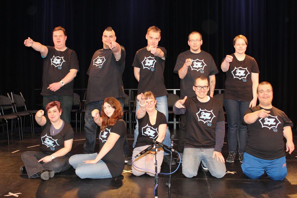 Trotz Handicap auf der Bühne: Crazy Impro tritt in Bremerhaven auf Freuen sich schon auf ihren Auftritt im TiF: Die Mitglieder der Theatergruppe Crazy Impro der Elbe-Weser Werkstätten.