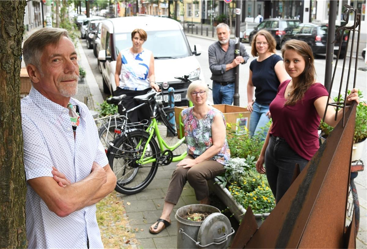 Geändertes Konzept für Kunstveranstaltung in Bremerhavens Szenemeile Freuen sich trotz Pandemie auf Kunstraum/Artspace (von links): Robert Worden (Förderverein Alte Bürger), Kulturamtsleiterin Dorothee Starke, Karin Fröhling (Druck-Art), Quartiersmeister Jens Rillke, Annika Jaeger (Kulturamt) und Marie Garms (Kulturbüro).