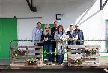 Freuen sich über beste Aussichten auf einen kleinen Lebensmittelmarkt im Raiffeisenmarkt-Gebäude in Spieka: Marco Witthohn (von links), Ilona und Ralf Löhrke, Anne Addicks, Nadine Eits und Jochen Wrede.