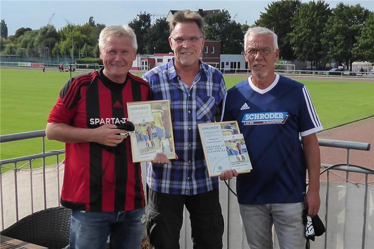 Fair Play total: Leher TS und Sparta kicken ohne Schiedsrichter Freuen sich über das Fair Play (von links): Volker Schmidt (Leher TS), Michael Grell (Vizepräsident Bremer Fußball-Verband) und Wolfgang Otto (FC Sparta Bremerhaven).
