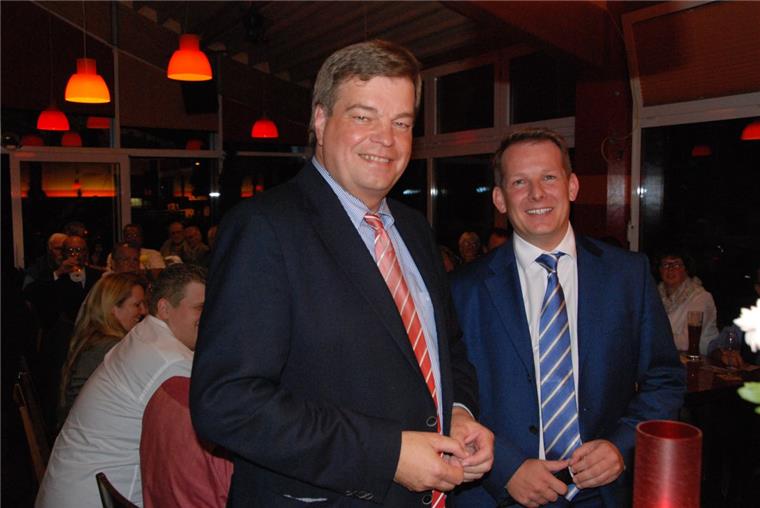 Stadtrat: CDU hat in Cuxhaven die Nase vorn Freuen sich über das gute Wahlergebnis: Die CDU-Spitzenpolitiker Enak Ferlemann (links) und Thiemo Röhler.