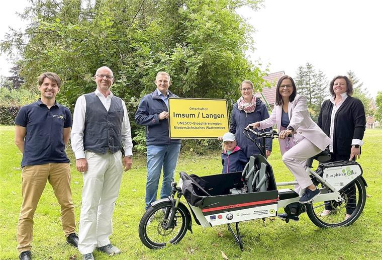 Geestland: Bürger können kostenlos Lastenrad nutzen Freuen sich über das neue Lastenrad Geesine (von links): Claus Seebeck (CDU-Fraktionsvorsitzender), Bente Bronsema (Vorsitzende im Ausschuss für Natur, Klima, Energie und Landwirtschaft), Sonja Thomas (Stadt Geestland) und Gabi Kasten (Stadträtin).