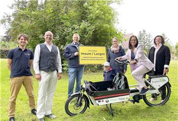Freuen sich über das neue Lastenrad Geesine (von links): Claus Seebeck (CDU-Fraktionsvorsitzender), Bente Bronsema (Vorsitzende im Ausschuss für Natur, Klima, Energie und Landwirtschaft), Sonja Thomas (Stadt Geestland) und Gabi Kasten (Stadträtin). 