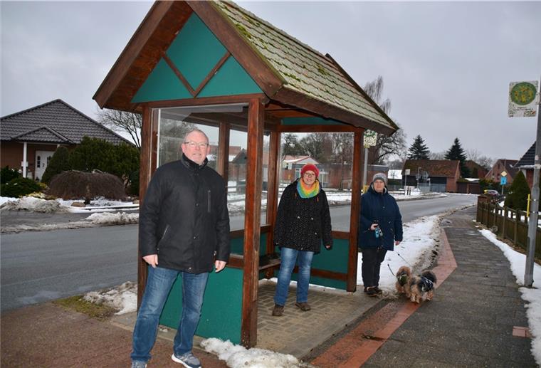 Wehdener Schüler haben jetzt ein „Dach“ überm Kopf Freuen sich über das neue Wartehäuschen in Wehden: Ortsbürgermeister Thomas Frese (von links) und die Antragstellerinnen Nicole Burgstaller und Anja Rittmeyer.