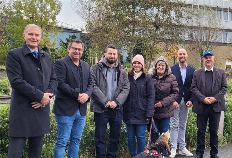 Nordenhamer Rotarier unterstützen Auszeit für Flutopfer Freuen sich über das Projekt Auszeit: Rolf Ahlers (Rotary-Club Nordenham, von links), Carsten Fess (Caterer Center Parcs Park), Familie Fischer (Marc, Stephanie und Renate) aus dem Ahrtal, Mark Schuur (General Manager Center Parcs Park) und Joachim Tönjes (Präsident Rotary-Club Nordenham).