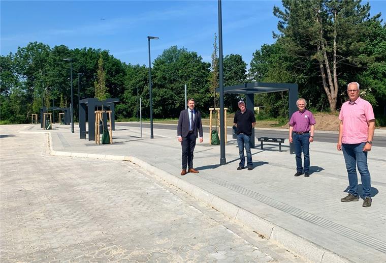Bushaltestelle an der Zevener Kanalstraße ist fertig Freuen sich über den neuen Busbahnhof in der Kanalstraße: Samtgemeindebürgermeister Henning Fricke (links), Bürgermeister Norbert Wolf (rechts) sowie Vertreter des Bauunternehmens und des Ingenieurbüros.