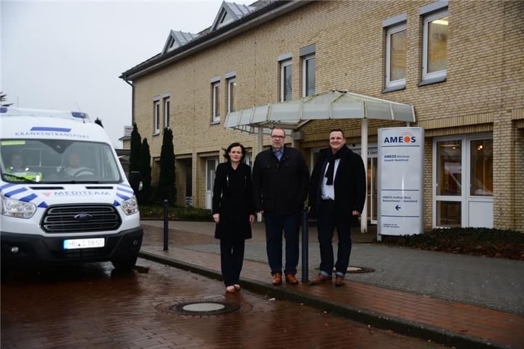 Neue Krankentransporte in Geestland Freuen sich über den Zuwachs in Geestland: Krankenhausdirektorin Anne Matros, Stadtbürgermeister Thorsten Krüger (Mitte) und Krankentransportunternehmer Christian Albers.