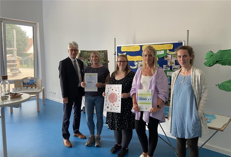Freuen sich über die Auszeichnung als erste faire Kita in der Wesermarsch (von links): Bürgermeister Michael Kurz, Elternvertreterin Christin von Runen, Erzieherin Antonia Wuppenhaas, Kita-Leiterin Jana Huennekens und Franziska Beck vom ökumenischen Zentrum.