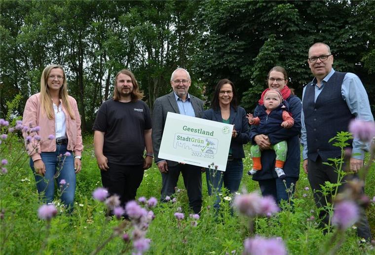 Thorsten Krüger: Rückblick auf eine ereignisreiche Amtszeit Freuen sich über die Auszeichnung: Klimaschutzmanagerin Katha-rina Koop (von links), Julian Wesch (SPD), Stadtrat Martin Döscher, Sonja Thomas von der Stadt Geestland, Bente Bronsema (Vorsitzende im Ausschuss für Natur, Klima, Energie und Landwirtschaft, CDU) und Bürgermeister Thorsten Krüger (SPD).