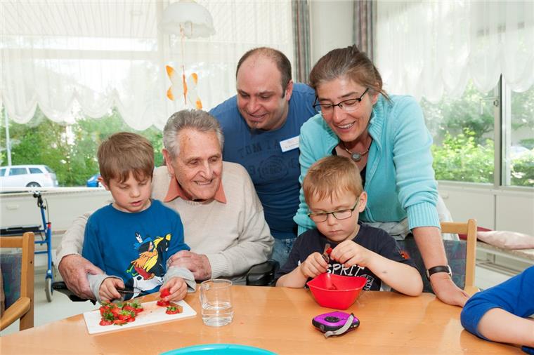 Freuen sich über die Besuche im „Amer“-Heim (von links): Fabian, Bewohner Jürgen Mittwollen, Ergotherapeut Maik Kohlhase, Paul und Erzieherin Katrin Kühl. 
