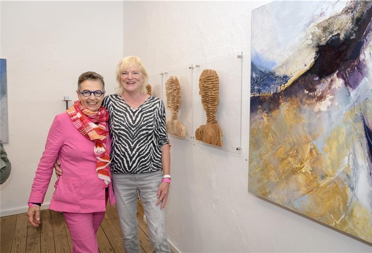 Freundinnen stellen in der Galerie 149 aus Freuen sich über die gelungene Ausstellung in der Galerie 149: Edeltraud Hennemann (links) und Ingrid Kastien. Foto: Masorat-f