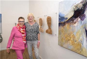 Freuen sich über die gelungene Ausstellung in der Galerie 149: Edeltraud Hennemann (links) und Ingrid Kastien. Foto: Masorat-f