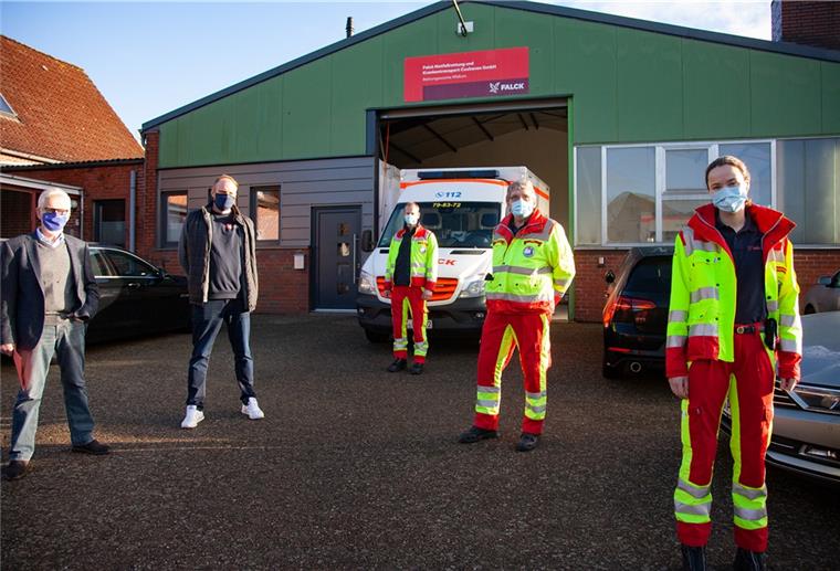 Rettungswagen von Midlum aus schneller bei den Kranken Freuen sich über die neue Rettungswache in Midlum: Henry Kowalewski (von links), Sven Ahlers sowie die Notfallsanitäter Martin von Hasseln, Uwe Kranz und Azubi Emily Meier.