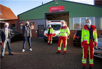Freuen sich über die neue Rettungswache in Midlum: Henry Kowalewski (von links), Sven Ahlers sowie die Notfallsanitäter Martin von Hasseln, Uwe Kranz und Azubi Emily Meier.