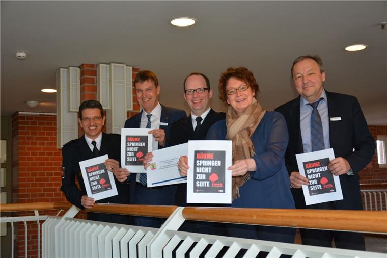 Freuen sich über die positive Zwischenbilanz ihres Modellprojekts: Polizeiinspektionsleiter Holger Kliem (von links), Landrat Kai-Uwe Bielefeld, Polizeirat Nils Wiebusch, Staatssekretärin Daniela Behrens und Ordnungsamtsleiter Burkhard Wettwer. 