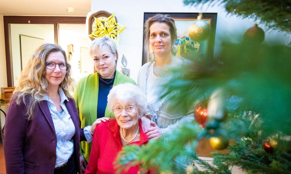 Pflege-TÜV: Das sind Bremerhavens beste Heime Freuen sich über die sehr gute Note: (von links) AWO-Fachbereichsleiterin Heike Bülken, Wohnbereichsleiterin Natalia Ebel, Bewohnerin Rosi Lüninghöner und Pflegedienstleiterin Gabriele Hellmann im Lotte-Lemke-Haus.