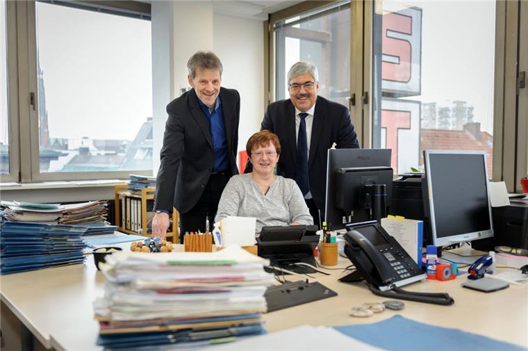 Neue Ausländerbehörde eröffnet in Bremerhaven Freuen sich über neue Büros (von links): Amtsleiter Thomas Herbrig, Sachgebietsleiterin Eva Beyer und Oberbürgermeister Melf Grantz.