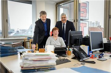 Freuen sich über neue Büros (von links): Amtsleiter Thomas Herbrig, Sachgebietsleiterin Eva Beyer und Oberbürgermeister Melf Grantz.