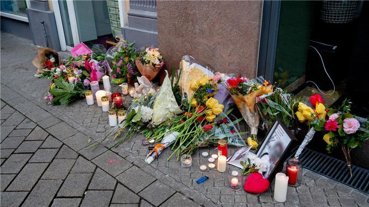 21-Jähriger stirbt nach Schüssen aus Polizeiwaffe Freunde des durch Polizeischüsse getöteten 21-Jährigen haben in Oldenburg Blumen niedergelegt und Kerzen aufgestellt.