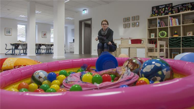 Familienzentrum in Nordholz: Neue Pläne am neuen Standort Freundlich, hell und rundum saniert sind die neuen Räume des DRK-Familienzentrums über der neuen Nordholzer Kinderkrippe „Eulenwald“. Leiterin Ramona Schlüter sorgt für Leben in dem mehr als 100 Quadratmeter großen Hauptraum mit Spielecke und Kochnische (Hintergrund).