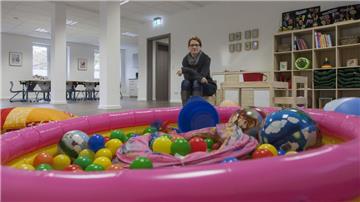 Freundlich, hell und rundum saniert sind die neuen Räume des DRK-Familienzentrums über der neuen Nordholzer Kinderkrippe „Eulenwald“. Leiterin Ramona Schlüter sorgt für Leben in dem mehr als 100 Quadratmeter großen Hauptraum mit Spielecke und Kochnische (Hintergrund).