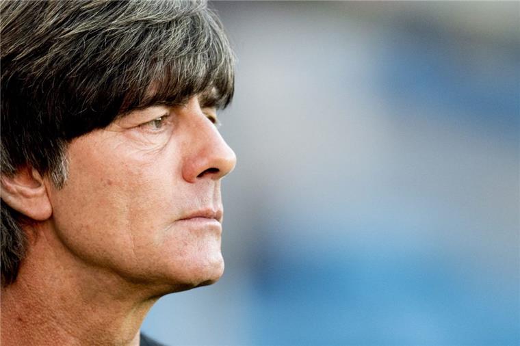 Freundlich und zuvorkommend, aber immer im Blick, worum es geht: Bundestrainer Joachim Löw verlangt am Sonntag von seinen Jungs einen Sieg in Aserbaidschan.
