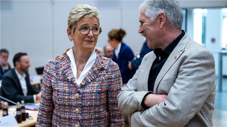 Metall-Tarif: Bayern und Küste sollen Lösung finden Freundliche Stimmung: Die Verhandlungsführer der bayerischen Metall-Arbeitgeber, Angelique Renkhoff-Mücke, und der IG Metall Bayern, Horst Ott