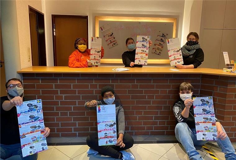 Oese: „Cooler Sommer“ in Planung Freut sich auf den Sommer: Das Versand-Team mit den Selfmailer-Leporellos.