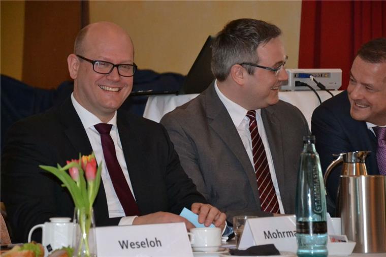 Elsdorf: CDU-Kreisvorstand hat sich deutlich verjüngt Freut sich über sein gutes Wahlergebnis von fast 100 Prozent Zustimmung: Dr. Marco Mohrmann (links). Rechts neben ihm Marco Prietz im Gespräch mit dem Bundestagsabgeordneten Oliver Grundmann.