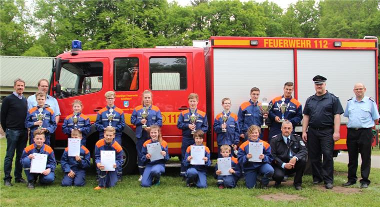Wehdel siegt beim Schiffdorfer Gemeindejugendfeuerwehrtag Freuten sich mit den Siegern auf dem Gemeindejugendfeuerwehrtag (von links): Bürgermeister Klaus Wirth (parteilos), Christian Lührs, stellvertretender Ortsbrandmeister von Wehdel, Gemeindejugendfeuerwehrwart Klaus Dieter Glaubke, Gemeindebrandmeister Thorsten Müller und der Wehdeler Ortsbrandmeister, Holger von Glahn.