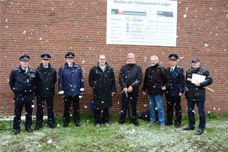 Neues Feuerwehrhaus für Langen Freuten sich trotz des Schneegestöbers über den Startschuss für den Neubau des Feuerwehrhauses in Langen: Ortsbrandmeister Lars Pargmann, der stellvertretende Stadtbrandmeister Michael Rinas, Stadtbrandmeister Friedrich Meyerherm, Bürgermeister Thorsten Krüger, der Vorsitzende des Feuerschutzausschusses Günter Diekhoff, sein Stellvertreter Hermann Hanewinkel, Markus Wagner (stellvertretender Ortsbrandmeister) und Bauamtsleiter Heiko Ullrich.