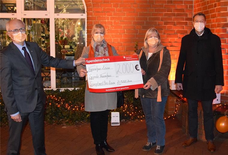 Spende über 2000 Euro für das Frauenhaus Freuten sich über den Spenden-Scheck für das Frauenhaus (von links): Landrat Hermann Luttmann, Marina Schomacker (Soroptimistinnen Bremervörde-Zeven), Marianne Ciolek (Landkreis) und der Zevener Samtgemeinde-Bürgermeister Henning Fricke.