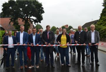 Freuten sich über die neue Ortsdurchfahrt von Kirchwistedt (von links): Denis Ugurcu, der für die CDU in den Landtag will, Beverstedts Bürgermeister Guido Dieckmann, Oliver Lottke (SPD), Enak Ferlemann (CDU), Friederike Wöbse (Straßenbaubehörde), Ralf Mehrtens von der Baufirma und Wilfried Windhorst (Ortsvorsteher in Kirchwistedt).