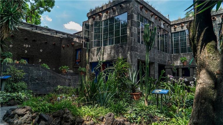 Frida Kahlos 70. Todestag: Verwundete Heldin der Kunst Frida Kahlo wurde mit 18 Jahren bei einem Busunglück schwer verletzt. Jahrelang musste sie Korsetts tragen.