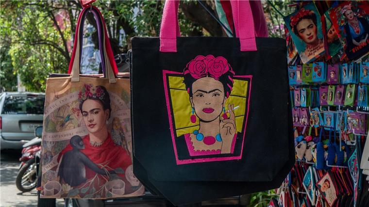 Frida Kahlos 70. Todestag: Verwundete Heldin der Kunst Frida Kahlos ist eine populäre Malerin. Ihr Bildnis ziert Souvenirs aller Art.