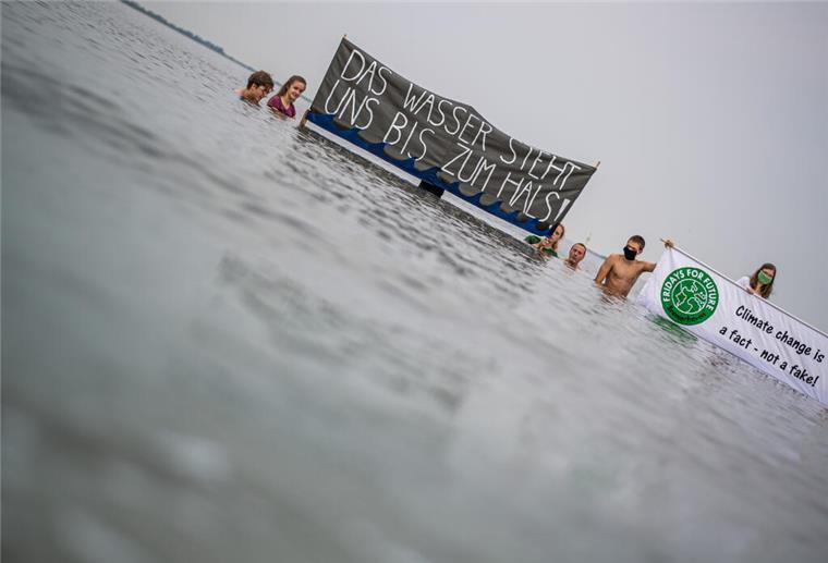 Kurz vor der Wahl: Bremer Regierung will Klimapaket durchdrücken Fridays For Future-Aktivisten aus Bremerhaven machen auf die Klimakrise aufmerksam. (Symbolbild)