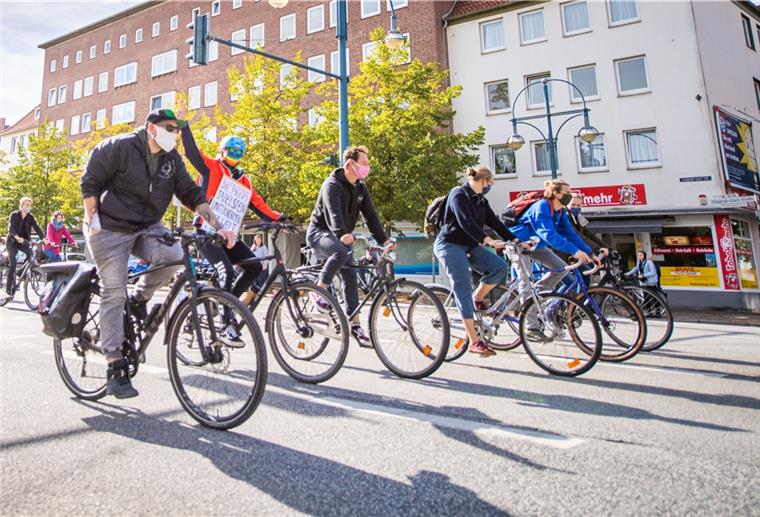 Bremerhaven: Rund 300 Jugendliche demonstrieren auf FFF-Demo Fridays-for-Future-Aktivisten sind am heutigen Freitag durch Bremerhaven geradelt um auf die anhaltende Klimakrise aufmerksam zu machen.
