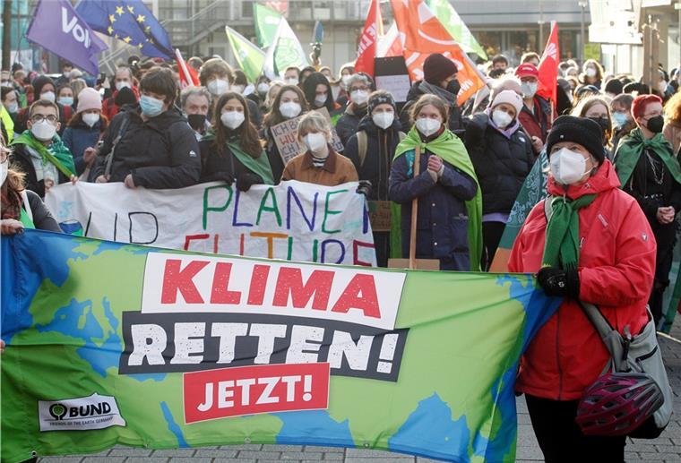 Fridays For Future Bremerhaven: Mahnwache fürs Klima am Freitag Fridays for Future Aktivisten demonstrieren mit einem Transparent "Klima retten jetzt".